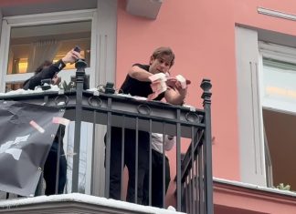 Haos u centru Beča: Influencer s balkona bacio 10.000 eura, Viralni performans ili rizična igra? Maximilian Weißenböck baca novčanice s balkona iznad ulice u Beču