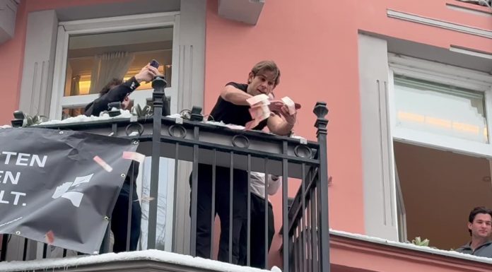 Haos u centru Beča: Influencer s balkona bacio 10.000 eura, Viralni performans ili rizična igra? Maximilian Weißenböck baca novčanice s balkona iznad ulice u Beču