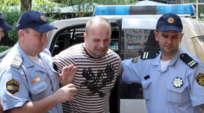 Pucnjava na Ilidži: Jasmir Halilović otvorio vatru na policiju, ranjen u razmjeni…(VIDEO) Policijski službenici privode muškarca s lisicama na rukama