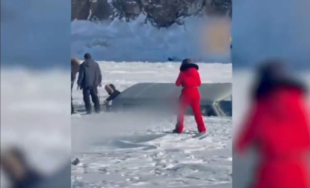 Tragedija na Bajkalu - Autobus s turistima propao kroz led, osam mrtvih 2 utnici pokušavaju izaći iz vozila koje tone kroz led Bajkala