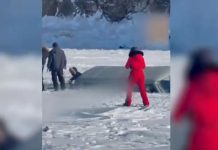 Tragedija na Bajkalu: Autobus s turistima propao kroz led, osam mrtvih..(VIDEO) utnici pokušavaju izaći iz vozila koje tone kroz led Bajkala