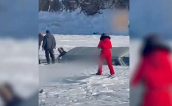 Tragedija na Bajkalu: Autobus s turistima propao kroz led, osam mrtvih..(VIDEO) utnici pokušavaju izaći iz vozila koje tone kroz led Bajkala