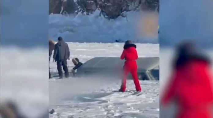 Tragedija na Bajkalu: Autobus s turistima propao kroz led, osam mrtvih..(VIDEO) utnici pokušavaju izaći iz vozila koje tone kroz led Bajkala