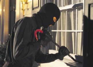 Drska provala uznemirila građane: Policija traga za kradljivcem PlayStationa Drska provala uznemirila građane: Policija traga za kradljivcem PlayStationa