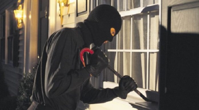 Drska provala uznemirila građane: Policija traga za kradljivcem PlayStationa Drska provala uznemirila građane: Policija traga za kradljivcem PlayStationa