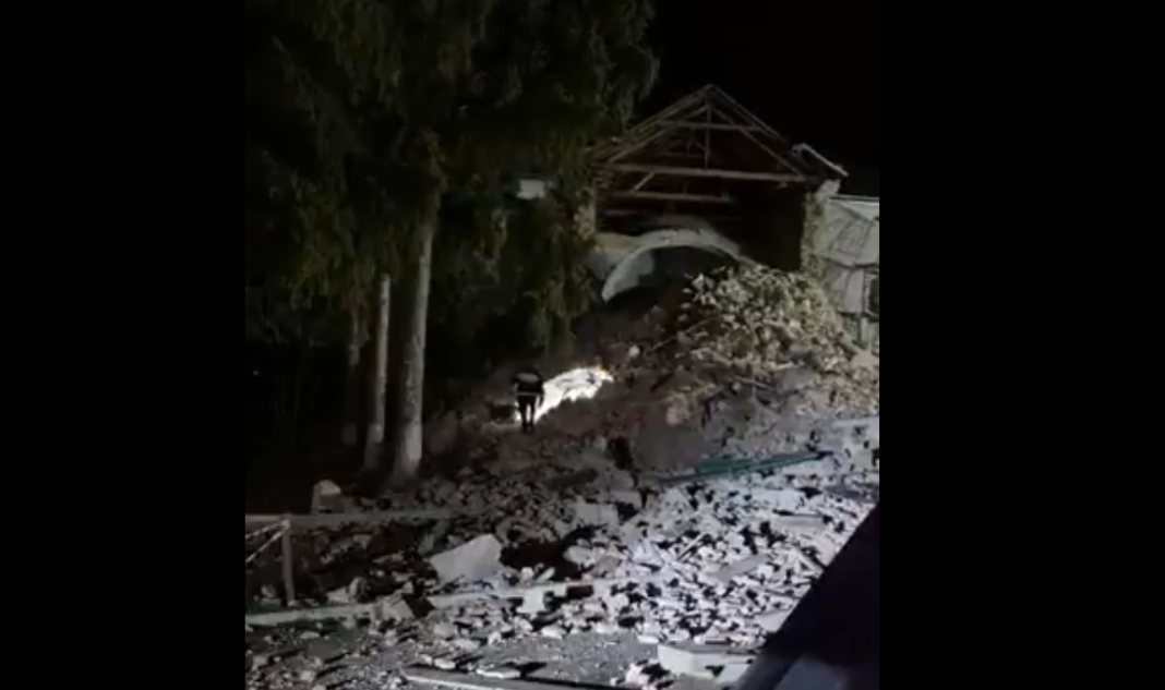 Urušio se toranj star 500 godina: Drama u Rumuniji, povrijeđena policajka