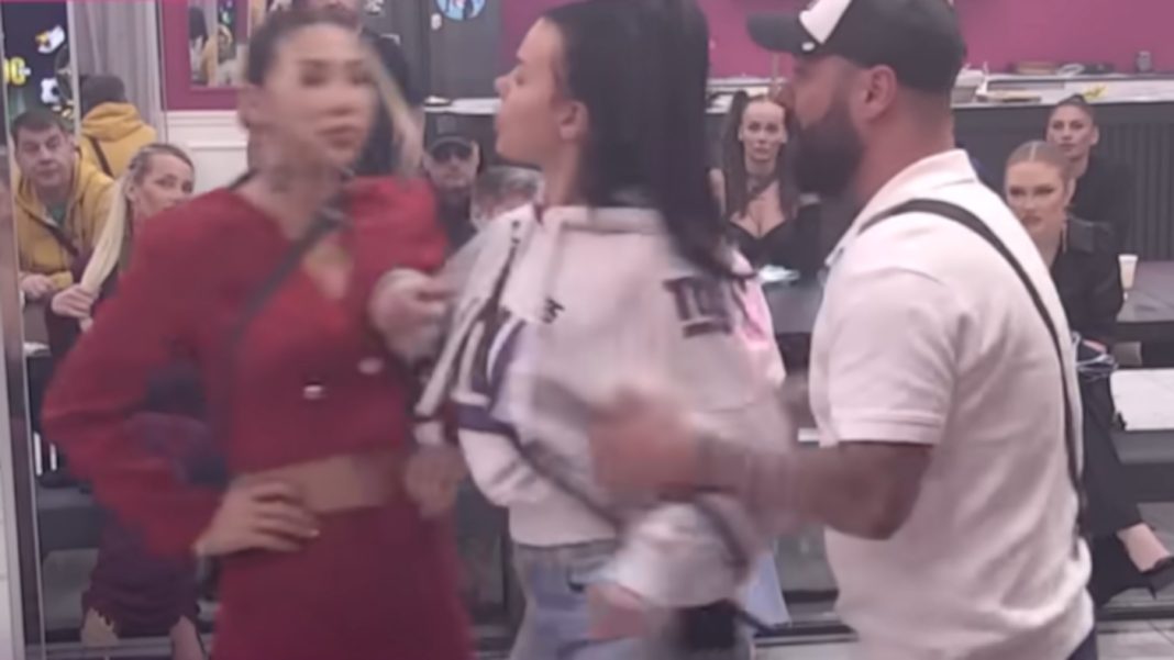 ŠOK U ELITI: Trudna Anita nasrnula na Aneli – obezbjeđenje jedva spriječilo haos! ŠOK U ELITI: Trudna Anita nasrnula na Aneli – obezbjeđenje jedva spriječilo haos!