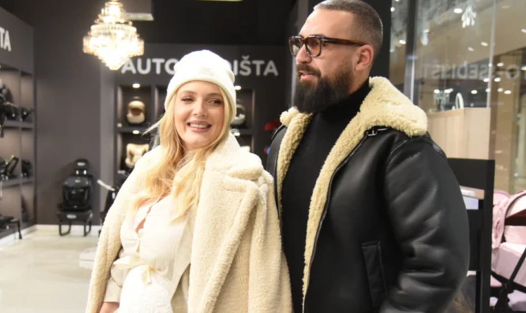 Najveći blagoslov u životu: Nikolina Kovač izašla iz porodilišta, Saša stigao u stilu!