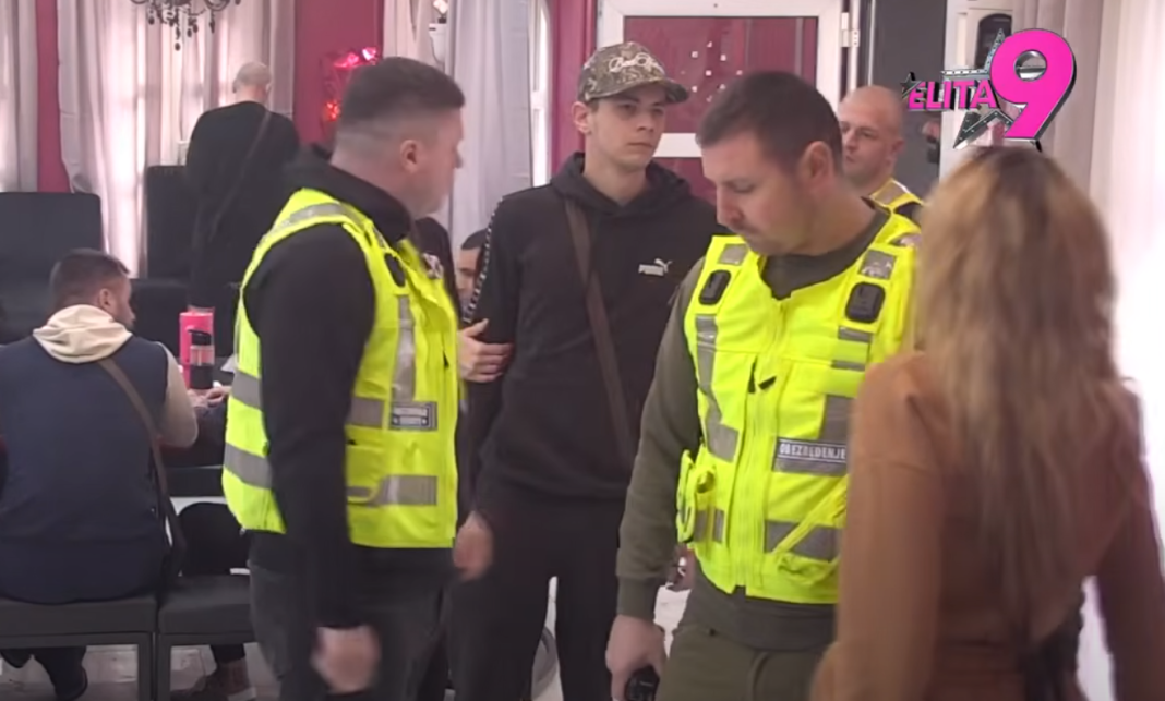 Ovakvog Neria do sada niste vidjeli: U potpunom rastrojstvu bez milosti udario na Aneli, ona u bijesu pljunula Hanu! (VIDEO) Ovakvog Neria do sada niste vidjeli: U potpunom rastrojstvu bez milosti udario na Aneli, ona u bijesu pljunula Hanu! (VIDEO)