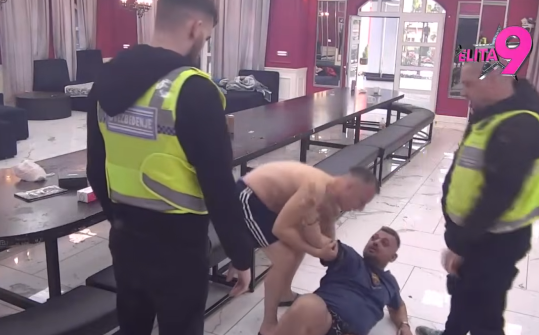 ALKO-HAVARIJA U ELITI! OBEZBEĐENJE HITNO ULETELO: Bora izgubio kontrolu, vrijeđao i nasrnuo na cimere ALKO-HAVARIJA U ELITI! OBEZBEĐENJE HITNO ULETELO: Bora izgubio kontrolu, vrijeđao i nasrnuo na cimere