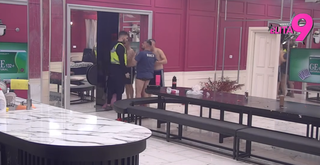 Procurio necenzurisan snimak sukoba sa obezbeđenjem! Bora Santana u ringu sa obezbeđenjem! Povređena kičma Procurio necenzurisan snimak sukoba sa obezbeđenjem! Bora Santana u ringu sa obezbeđenjem! Povređena kičma