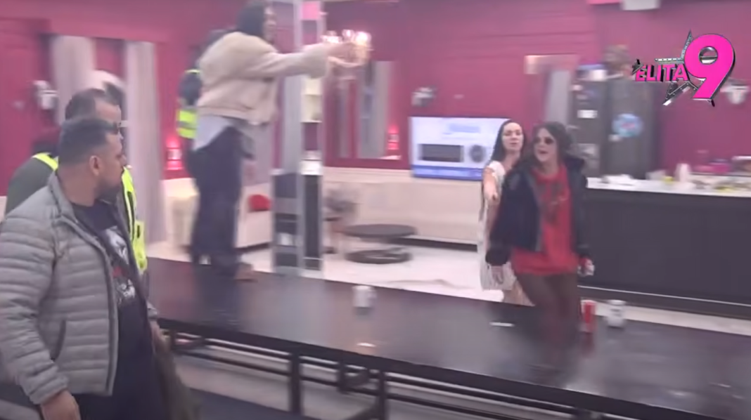 DEMOLIRANA BELA KUĆA: Bora Santana u brutalnom obračunu sa Anastasijom i Boginjom – obezbjeđenje jedva spriječilo totalni haos! DEMOLIRANA BELA KUĆA: Bora Santana u brutalnom obračunu sa Anastasijom i Boginjom – obezbjeđenje jedva spriječilo totalni haos!