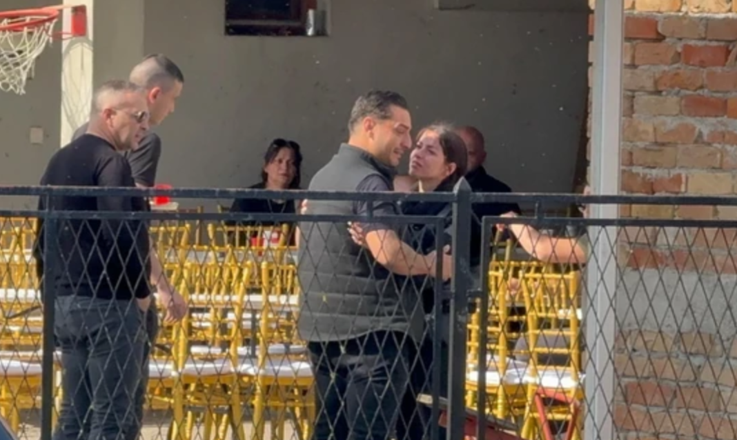 Neutješni Darko Lazić na bratovoj sahrani: “Da ispratim mog batu…” – tuga slomila porodicu