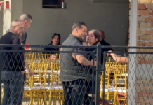 Neutješni Darko Lazić na bratovoj sahrani: “Da ispratim mog batu…” – tuga slomila porodicu Neutješni Darko Lazić na bratovoj sahrani: “Da ispratim mog batu…” – tuga slomila porodicu