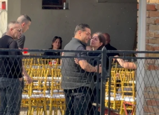 Neutješni Darko Lazić na bratovoj sahrani: “Da ispratim mog batu…” – tuga slomila porodicu Neutješni Darko Lazić na bratovoj sahrani: “Da ispratim mog batu…” – tuga slomila porodicu