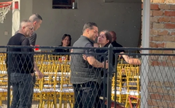 Neutješni Darko Lazić na bratovoj sahrani: “Da ispratim mog batu…” – tuga slomila porodicu Neutješni Darko Lazić na bratovoj sahrani: “Da ispratim mog batu…” – tuga slomila porodicu