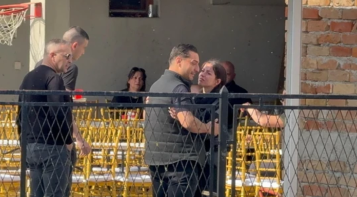 Neutješni Darko Lazić na bratovoj sahrani: “Da ispratim mog batu…” – tuga slomila porodicu Neutješni Darko Lazić na bratovoj sahrani: “Da ispratim mog batu…” – tuga slomila porodicu