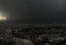 Crna kiša nad Teheranom: Toksični oblaci nakon napada na naftna postrojenja Gusti crni oblaci dima nad nebom Teherana nakon požara u naftnim postrojenjima