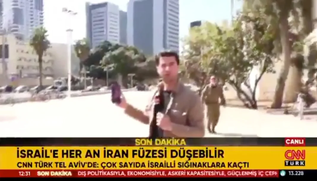 Prekinuto javljanje uživo iz Tel Aviva - Izraelske snage privele novinare CNN Türk-a Reporter CNN Türk javlja se uživo iz Tel Aviva tokom sigurnosne krize
