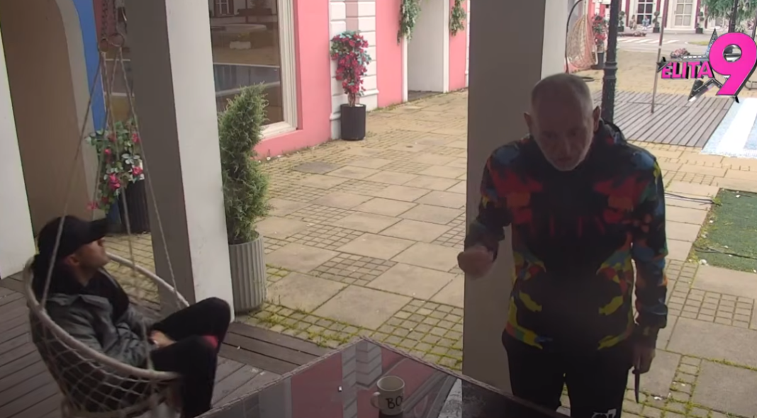 PUKLO PRIJATELJSTVO POSLE 9 GODINA?! Mića i Anđelo u brutalnom okršaju zbog Jakšićke – pale najteže uvrede! (VIDEO) PUKLO PRIJATELJSTVO POSLE 9 GODINA?! Mića i Anđelo u brutalnom okršaju zbog Jakšićke – pale najteže uvrede! (VIDEO)