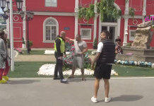 OBEZBEĐENJE NAPRAVILO ŽIVI ZID!!! Bora i Boginja u žestokom sukobu,pljušte uvrede OBEZBEĐENJE NAPRAVILO ŽIVI ZID!!! Bora i Boginja u žestokom sukobu,pljušte uvrede