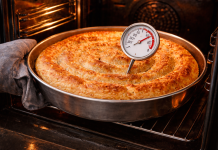 Tajna savršene kore: Ovako se pravilno peče burek i krompiruša