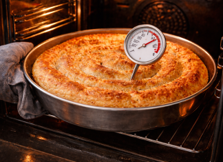 Tajna savršene kore: Ovako se pravilno peče burek i krompiruša