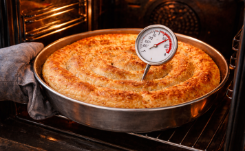 Tajna savršene kore: Ovako se pravilno peče burek i krompiruša