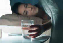 Šta se dešava ako pijete čašu tople vodu prije spavanja? Evo stvarnih efekata