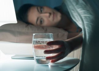 Šta se dešava ako pijete čašu tople vodu prije spavanja? Evo stvarnih efekata