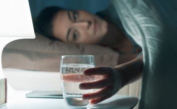 Šta se dešava ako pijete čašu tople vodu prije spavanja? Evo stvarnih efekata