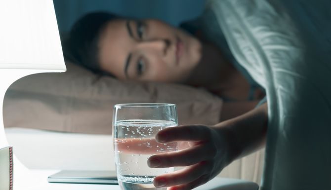 Šta se dešava ako pijete čašu tople vodu prije spavanja? Evo stvarnih efekata