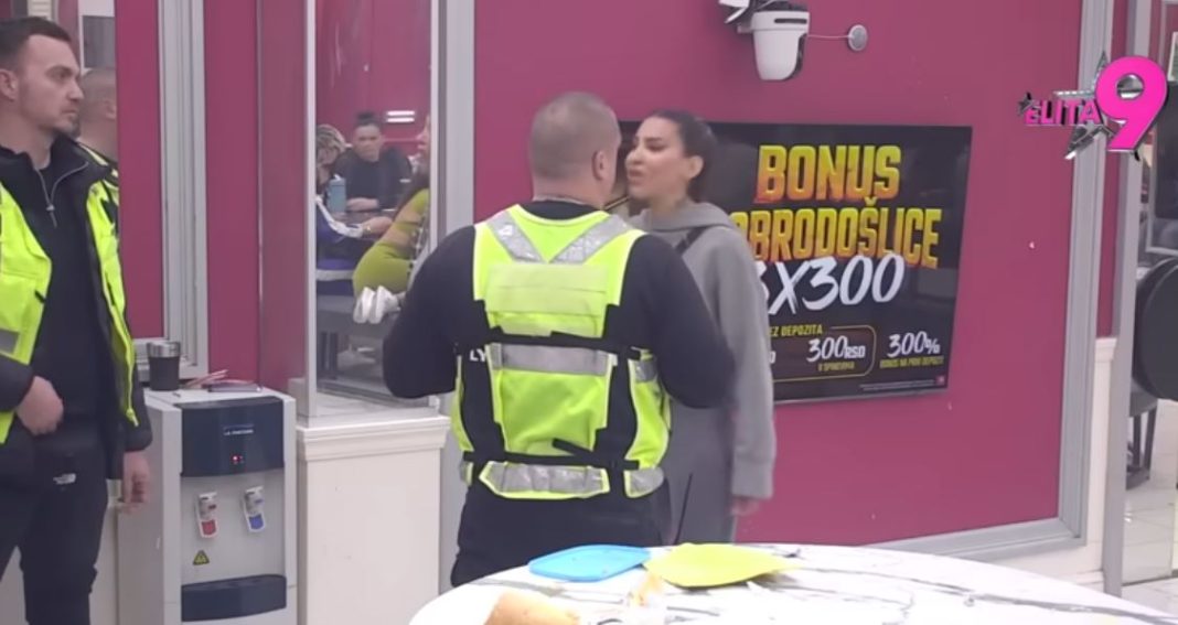 „Ne zanima me Nora“: Haos u Beloj kući, Aneli žestoko napala Asmina nakon šok izjave