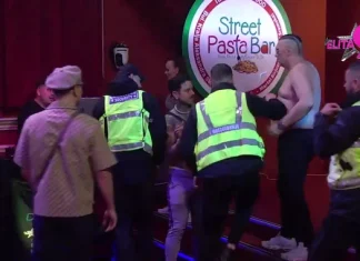 HAOS U KAZINU! Bebica nasrnuo na Saleta zbog Teodore i Đukića – oni pobjegli glavom bez obzira! (VIDEO) HAOS U KAZINU! Bebica nasrnuo na Saleta zbog Teodore i Đukića – oni pobjegli glavom bez obzira! (VIDEO)