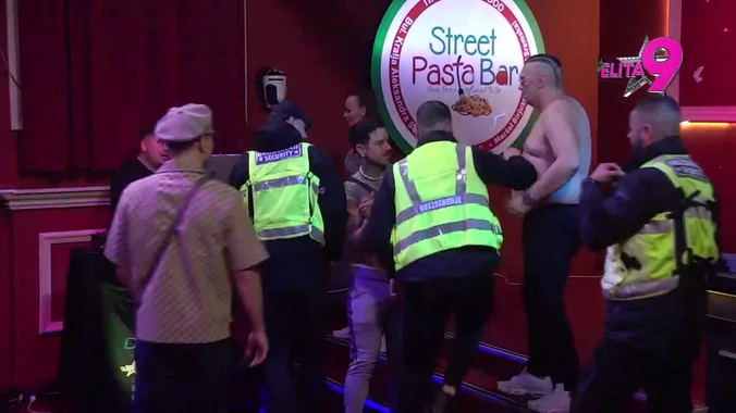 HAOS U KAZINU! Bebica nasrnuo na Saleta zbog Teodore i Đukića – oni pobjegli glavom bez obzira! (VIDEO) HAOS U KAZINU! Bebica nasrnuo na Saleta zbog Teodore i Đukića – oni pobjegli glavom bez obzira! (VIDEO)