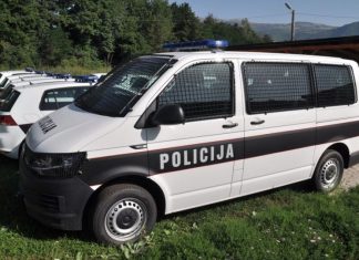DRAMA U PORODIČNOJ KUĆI! Gurnuo oca niz stepenice nakon verbalnog sukoba DRAMA U PORODIČNOJ KUĆI! Gurnuo oca niz stepenice nakon verbalnog sukoba