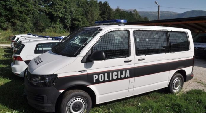 DRAMA U PORODIČNOJ KUĆI! Gurnuo oca niz stepenice nakon verbalnog sukoba DRAMA U PORODIČNOJ KUĆI! Gurnuo oca niz stepenice nakon verbalnog sukoba