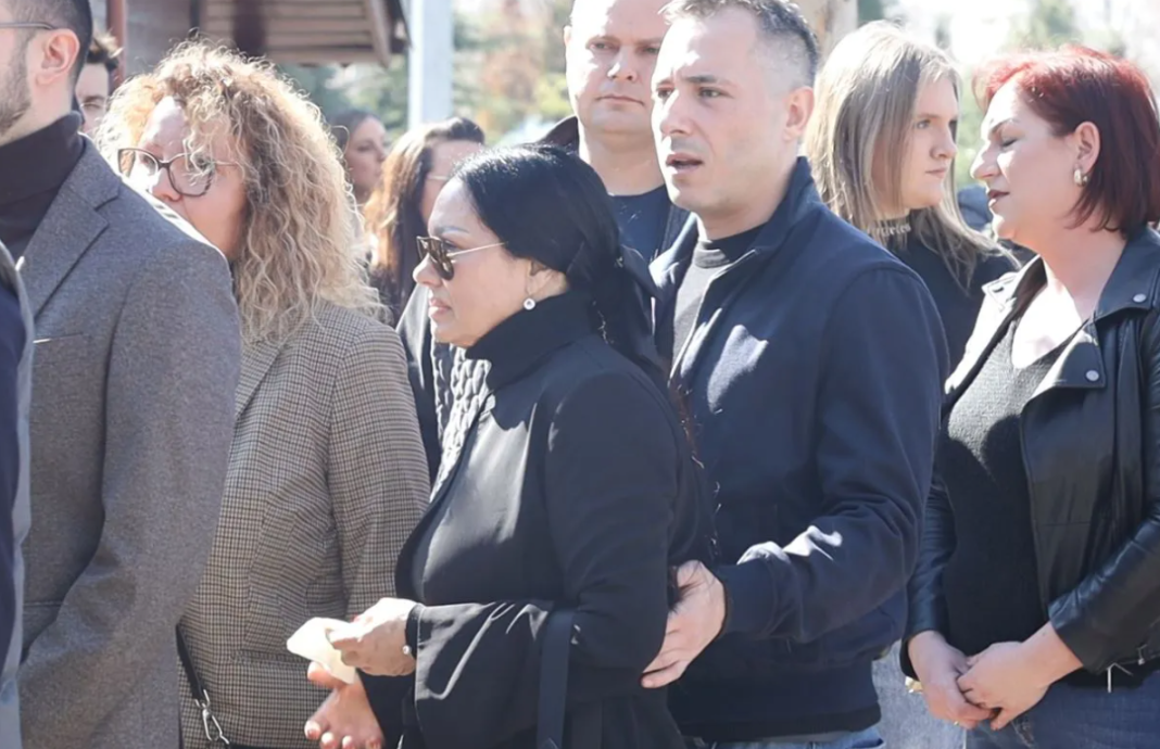NOVA TRAGEDIJA U PORODICI ZLATE PETROVIĆ: Nakon smrti sestre stigla još jedna potresna vijest NOVA TRAGEDIJA U PORODICI ZLATE PETROVIĆ: Nakon smrti sestre stigla još jedna potresna vijest