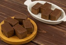 BAKIN TAJNI RECEPT OSVAJA INTERNET! Ova domaća čokolada iz rerne topi se u ustima BAKIN TAJNI RECEPT OSVAJA INTERNET! Ova domaća čokolada iz rerne topi se u ustima