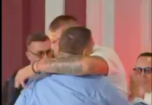 ŠOK NA PROSLAVI “ELITE 9”! Taki i Janjuš se zagrlili nakon godina sukoba – svi gledali u njih! ŠOK NA PROSLAVI "ELITE 9"! Taki i Janjuš se zagrlili nakon godina sukoba – svi gledali u njih!
