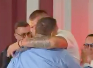 ŠOK NA PROSLAVI “ELITE 9”! Taki i Janjuš se zagrlili nakon godina sukoba – svi gledali u njih! ŠOK NA PROSLAVI "ELITE 9"! Taki i Janjuš se zagrlili nakon godina sukoba – svi gledali u njih!