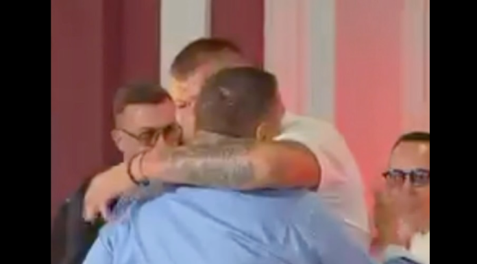 ŠOK NA PROSLAVI “ELITE 9”! Taki i Janjuš se zagrlili nakon godina sukoba – svi gledali u njih! ŠOK NA PROSLAVI "ELITE 9"! Taki i Janjuš se zagrlili nakon godina sukoba – svi gledali u njih!