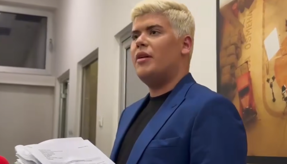 Uroš Stanić ponovo uzdrmao javnost: Objavio kompilaciju sukoba s Asminom i najavio tužbe! Uroš Stanić ponovo uzdrmao javnost: Objavio kompilaciju sukoba s Asminom i najavio tužbe!