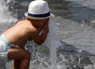 Toplotni udar kod beba može nastupiti za samo nekoliko minuta: Roditelji moraju prepoznati prve znakove opasnosti Toplotni udar kod beba može nastupiti za samo nekoliko minuta: Roditelji moraju prepoznati prve znakove opasnosti