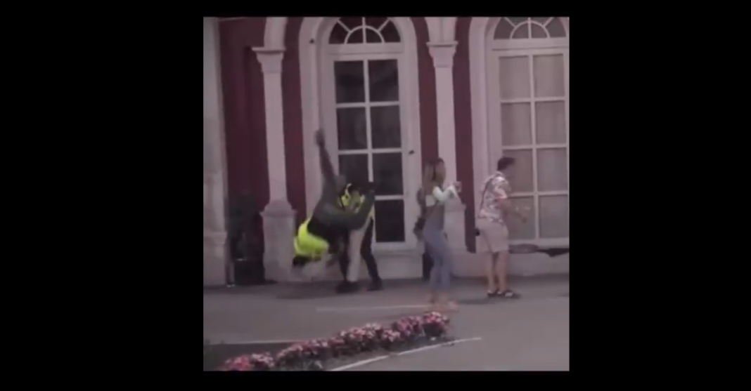 SKANDAL U ELITI DOBIO NOVI EPILOG! Kamere zabilježile trenutak kada je pripadnik obezbjeđenja završio na podu SKANDAL U ELITI DOBIO NOVI EPILOG! Kamere zabilježile trenutak kada je pripadnik obezbjeđenja završio na podu