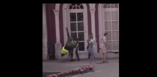 SKANDAL U ELITI DOBIO NOVI EPILOG! Kamere zabilježile trenutak kada je pripadnik obezbjeđenja završio na podu