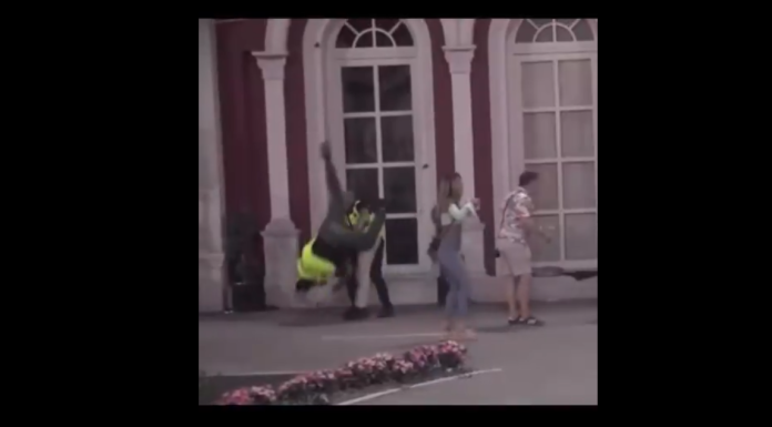 SKANDAL U ELITI DOBIO NOVI EPILOG! Kamere zabilježile trenutak kada je pripadnik obezbjeđenja završio na podu SKANDAL U ELITI DOBIO NOVI EPILOG! Kamere zabilježile trenutak kada je pripadnik obezbjeđenja završio na podu