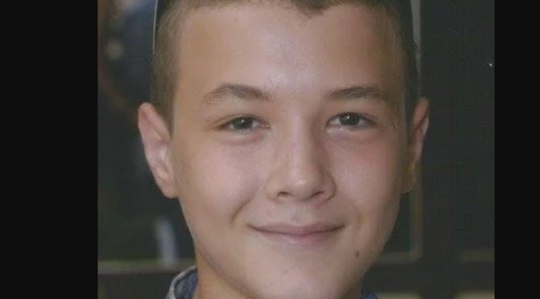 Prepoznajete li voditelja sa fotografije? Danas je jedno od zaštitnih lica Elite, a nekada je izgledao neprepoznatljivo! (FOTO) Prepoznajete li voditelja sa fotografije? Danas je jedno od zaštitnih lica Elite, a nekada je izgledao neprepoznatljivo! (FOTO)