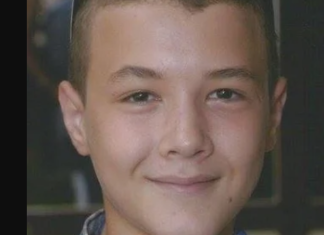 Prepoznajete li voditelja sa fotografije? Danas je jedno od zaštitnih lica Elite, a nekada je izgledao neprepoznatljivo! (FOTO) Prepoznajete li voditelja sa fotografije? Danas je jedno od zaštitnih lica Elite, a nekada je izgledao neprepoznatljivo! (FOTO)