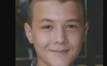 Prepoznajete li voditelja sa fotografije? Danas je jedno od zaštitnih lica Elite, a nekada je izgledao neprepoznatljivo! (FOTO) Prepoznajete li voditelja sa fotografije? Danas je jedno od zaštitnih lica Elite, a nekada je izgledao neprepoznatljivo! (FOTO)